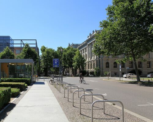 Beethovenstraße mit Fahrradbügeln und einem Fahrradfahrer