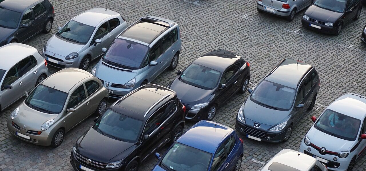Autos auf Parkplatz mit Pflastersteinen (Quelle: pixabay.com)
