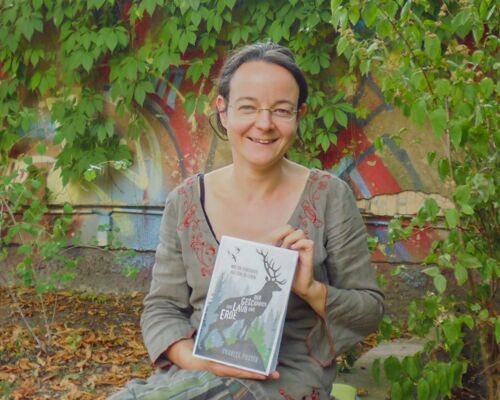 Sabine Mohr mit dem Buch 'Der Geschmack von Laub und Erde' von Charles Foster