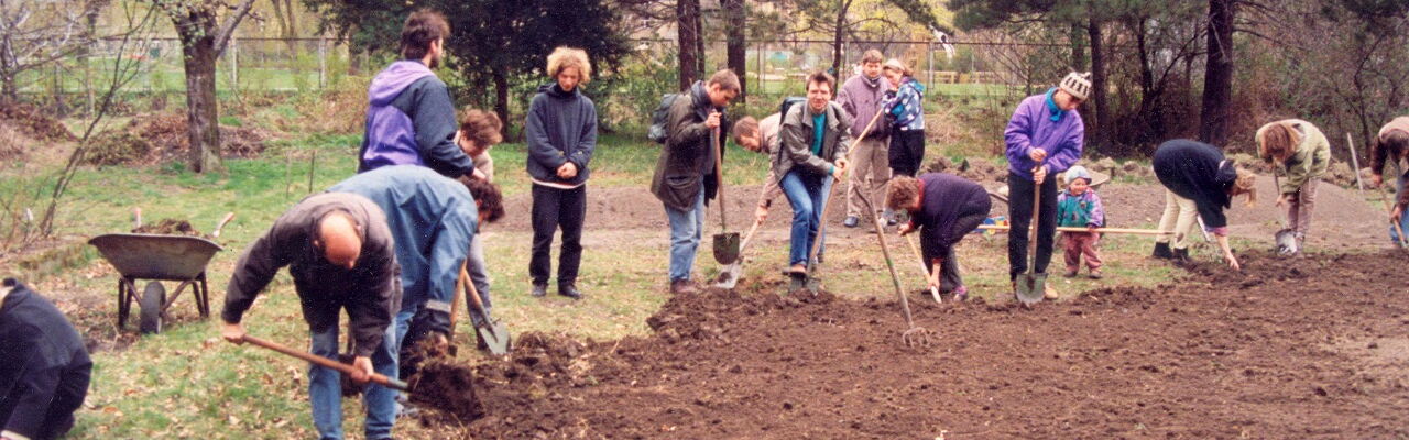 Arbeitseinsatz im Stadtgarten Connewitz im Jahr 1994