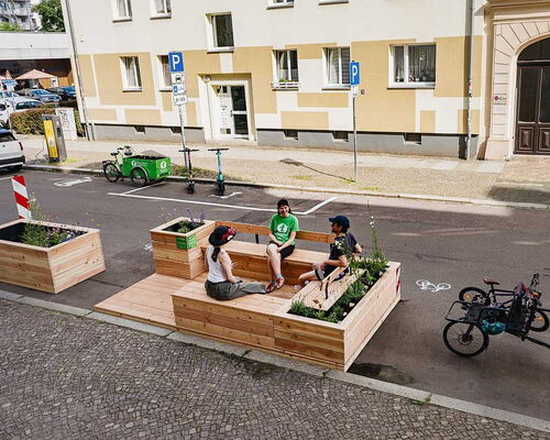 Neues Parklet im Bachviertel - eine neue öffentliche Sitzgelegenheit. Sie ist gleichzeitig eine Futterstelle für Insekten.