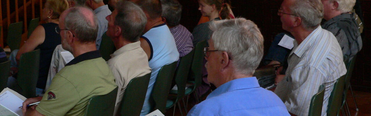 Mach's leiser im Leipziger Norden Menschen sitzen vor einer Leinwand und hören einem Vortrag zu