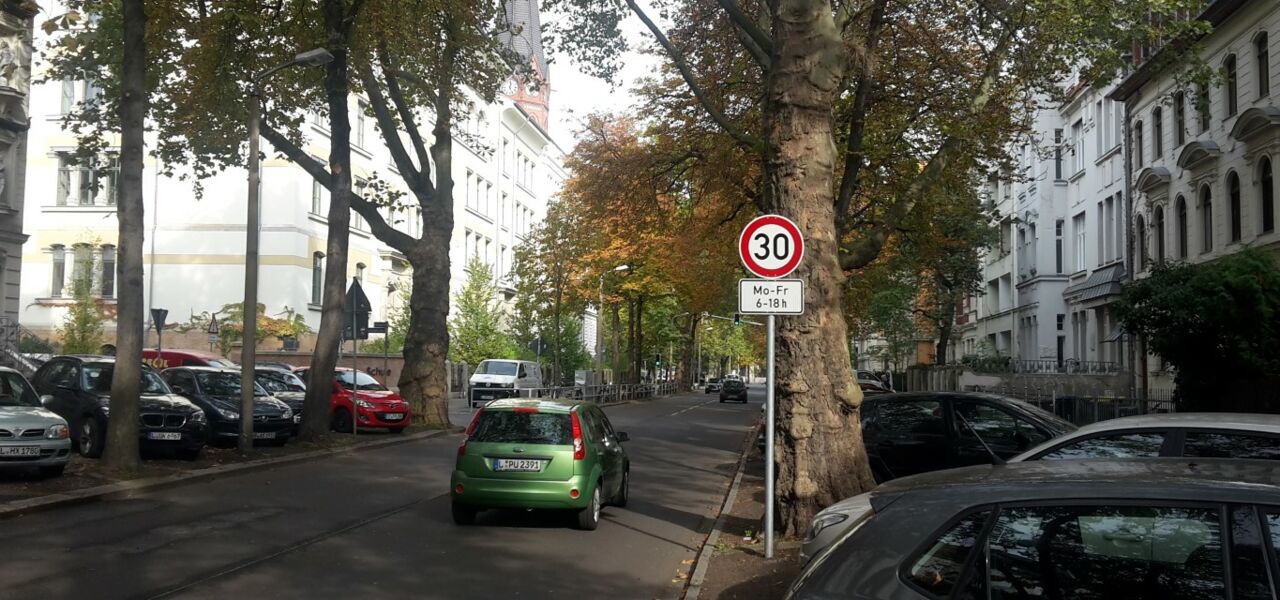 Grünes Auto auf Tempo 30 Straßenabschnitt vor der Erich-Zeigner-Schule in Leipzig