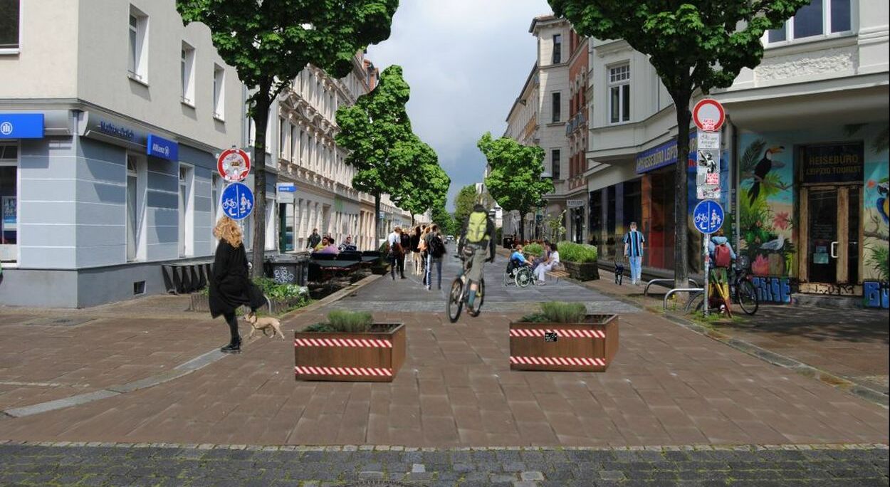Eine Visualisierung, wie die autofreie Merseburger Straße in Zukunft aussehen können: Dort ist eine Fußgängerzone anstattstatt Parkplätze und mit neuen Straßenbäumen
