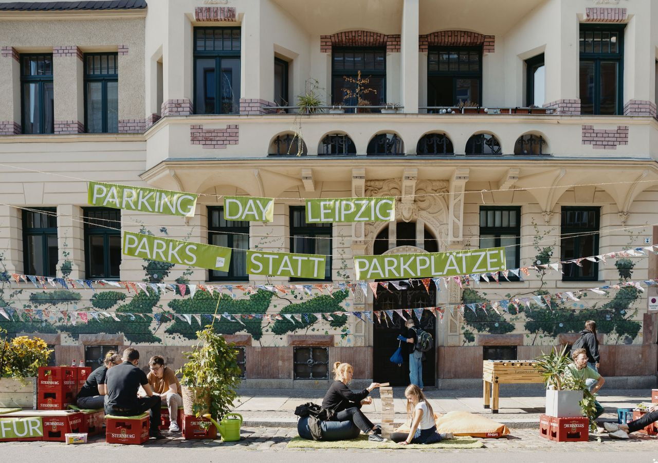 Am Park(ing) Day gestalten die Leipziger:innen für einen Tag Parkplätze in kleine PARKs um.