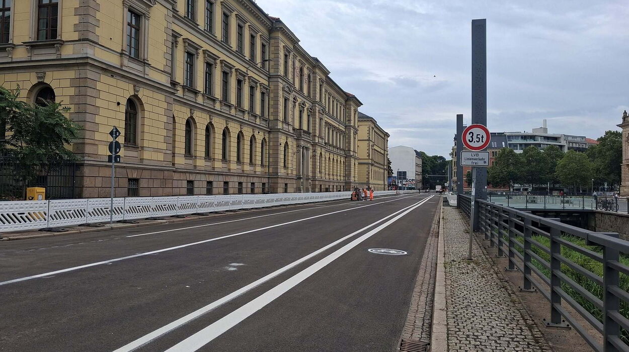 Die Harkortstraße in Leipzig gegenüber des Bundesverwaltungsgerichtes mit neu markiertem Radfahrstreifen neben einem historischen Gebäude und einem Gehweg mit Geländer