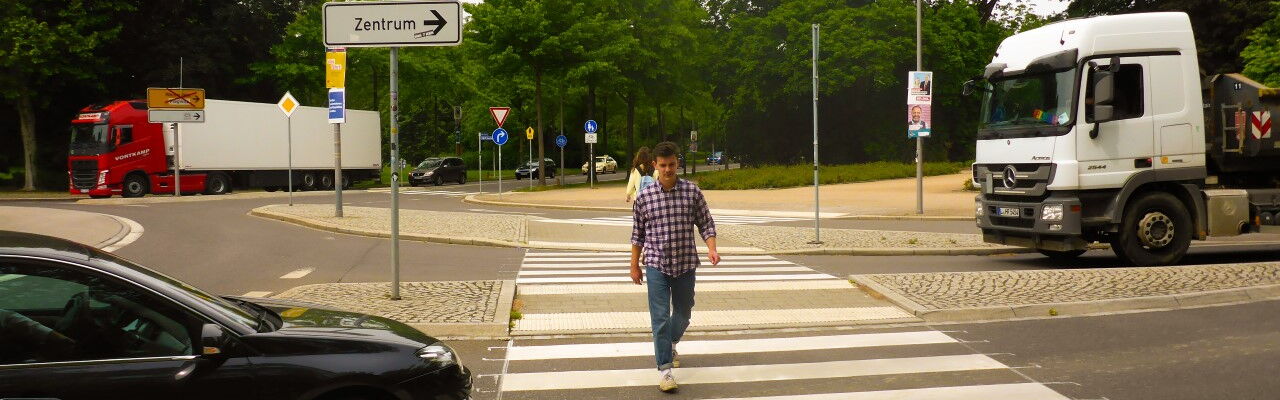 Fußgängerüberwege am Kreisverkehr im Clara-Zetkin-Park
