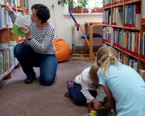Eine Frau und zwei Kinder in der Umweltbibliothek Leipzig