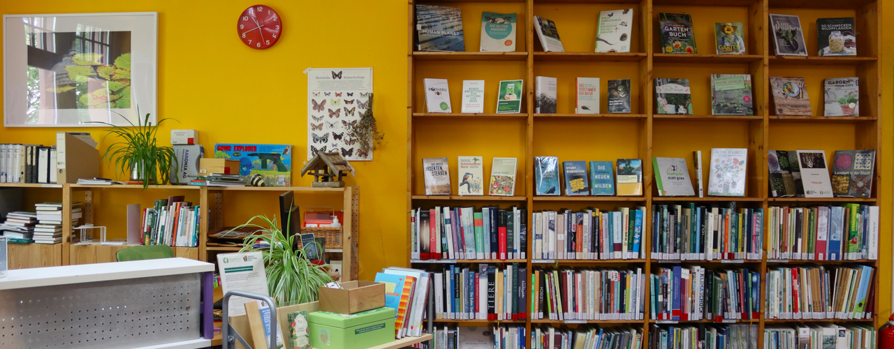 Bibliotheksalltag Menschen in der Umweltbibliothek Leipzig