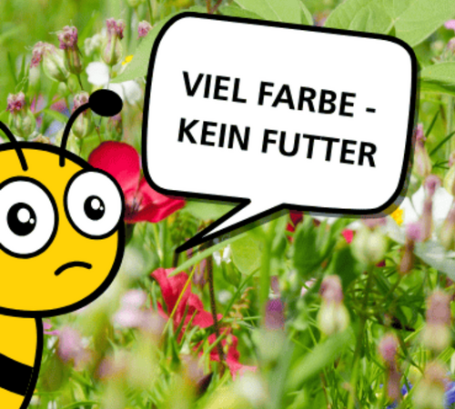 Traurige Biene auf Saatgutpackung, die verspricht insektenfreundlich zu sein, im Hintergrund sieht man bunte, aber für Insekten nutzlose Blühpflanzen