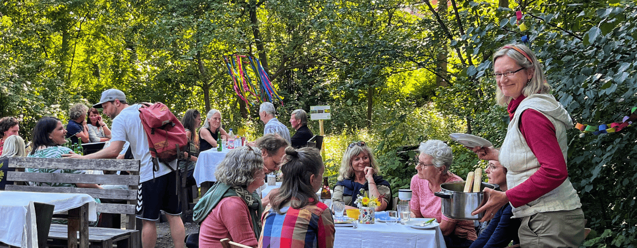 Menschen im Garten, die sich unterhalten