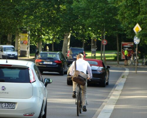 Fahrradfahrer neben Autoverkehr auf der Harkortstraße in Leipzig