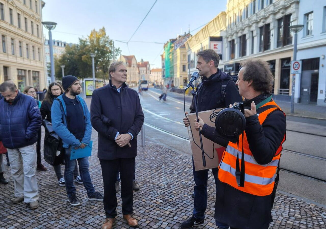 Gemeinsam mit dem Fuss e. V. und uns Ökolöwen hat Herr Jung zu einem Rundgang durch Lindenau eingeladen.