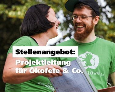 Stellenangebot: Projektleitung; Bild zeigt Mitarbeitende des Vereins im Gespräch, lachend
