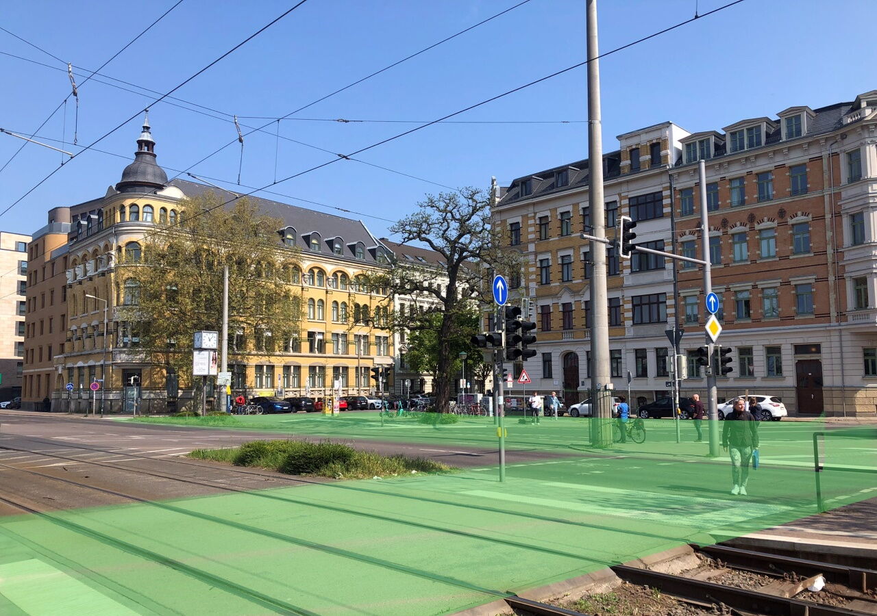 Der Ostplatz in Leipzig von der Haltestelle aus fotografiert. Eine eingefügte grüne Fläche symbolisiert den Bereich für den Umbau des Platzes