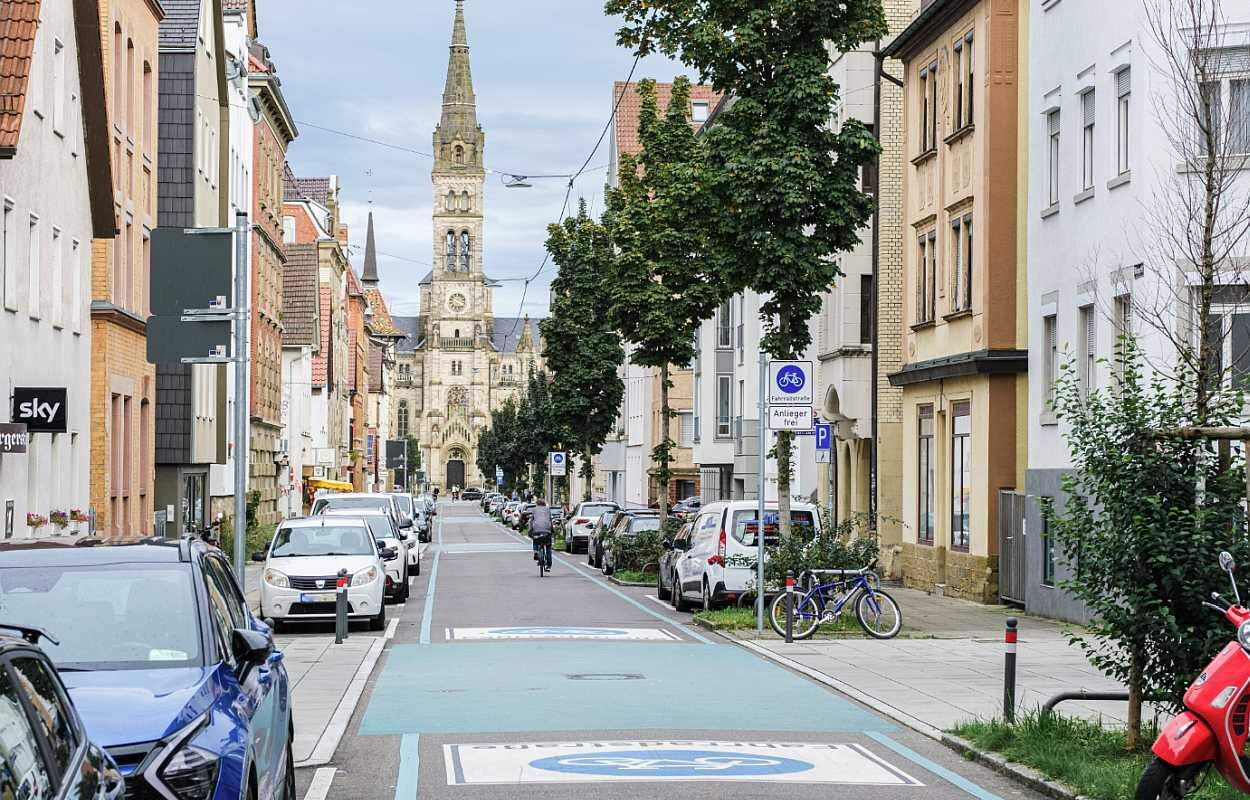 Fahrradstraße mit auffälliger Markierung, Sicherheitsstreifen und Gehwegvorstreckungen in Stuttgart. Foto: Phillipp Böhme