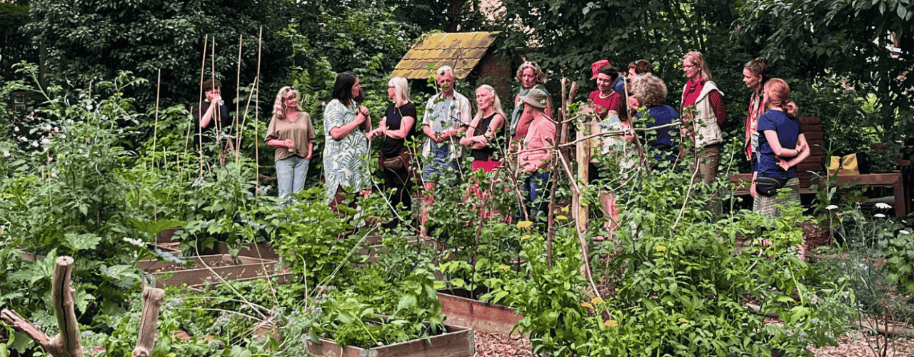 Eine Besuchergruppe entdeckt den Stadtgarten Connewitz