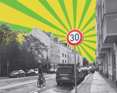 Wolfgang-Heinze-Straße mit parkenden Autos, Radfahrer und einem Verkehrsschild mit der Zahl 30 vor einem stilisierten Hintergrund mit grünen und gelben Strahlen