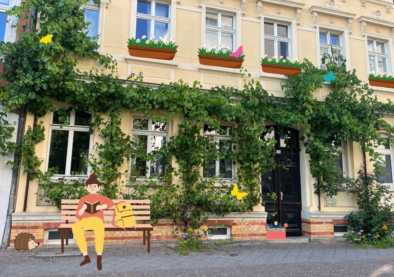 Begrüntes Haus mit Kletterpflanzen und blühenden Kübeln, Insekten und Vögel fliegen, ein Igel läuft am Haus entlang, davor sitzt eine Frau
