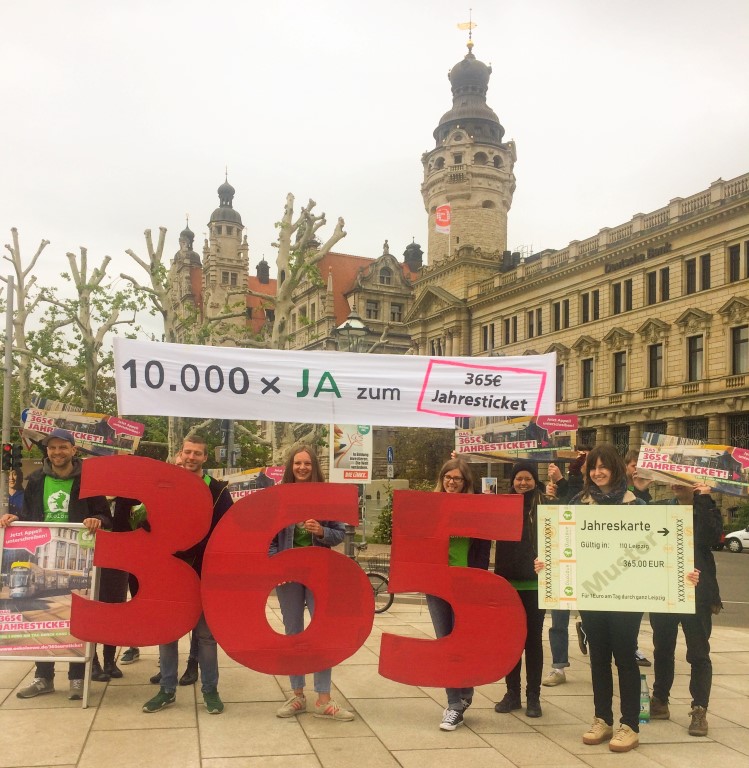 Vor dem Neuen Rathaus bekräftigen wir Ökolöwen den Appell mit bis dato über 10.000 Unterschriften.