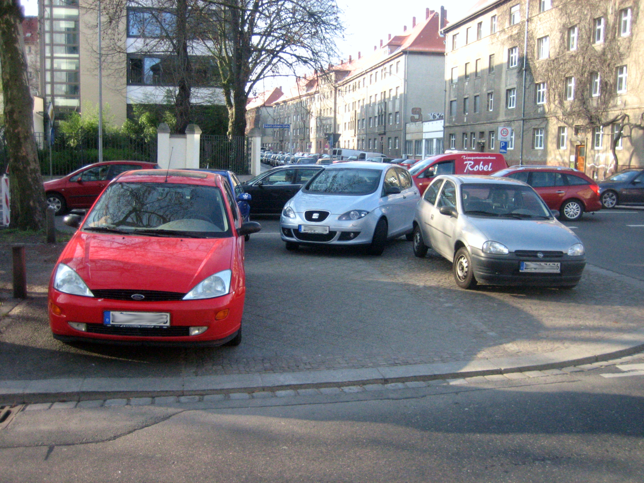 Zugeparkter Gehweg an der Richard-Lehmann-Straße