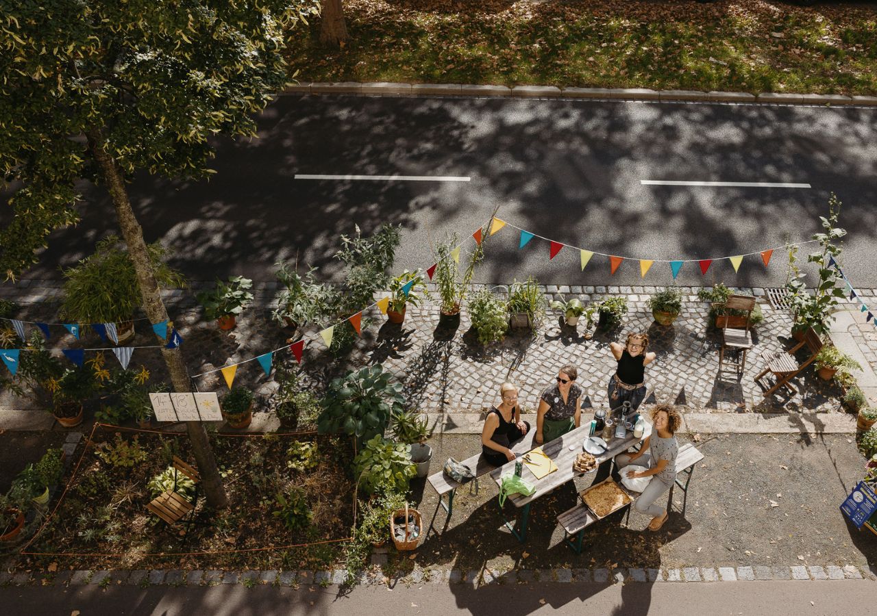 Gemeinsam gestalten Menschen während des Park(ing) Day eine Parklücke zu einem kleinen Park um. Gemeinsam gestalten Menschen während des Park(ing) Day eine Parklücke zu einem kleinen Park um.