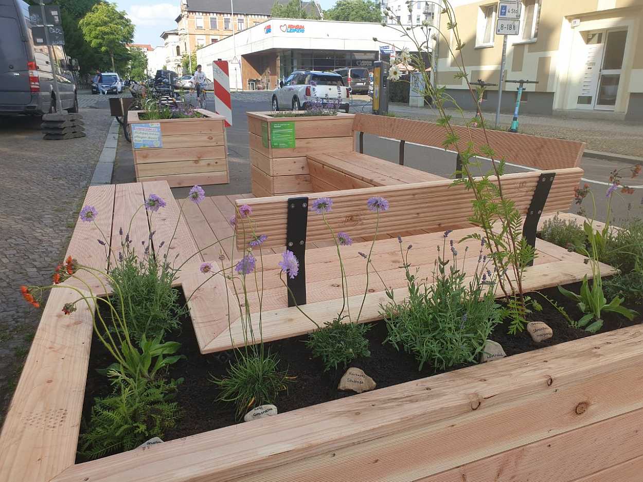 Das neue Parklet im Bachviertel wurde von uns Ökolöwen mit insektenfreundlichen Stauden und Kräutern bepflanzt