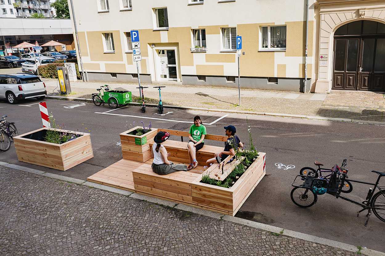 Neues Parklet im Bachviertel - eine neue öffentliche Sitzgelegenheit. Sie ist gleichzeitig eine Futterstelle für Insekten.