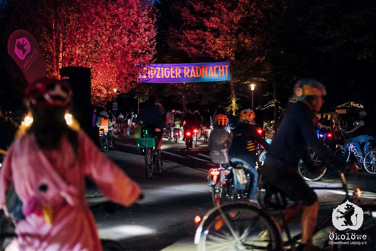 Mehr als 6.000 fröhliche Radler:innen eroberten auf der RADNACHT 2025 die autofreien Straßen Leipzigs. Mehr als 6.000 fröhliche Radler:innen eroberten auf der RADNACHT 2025 die autofreien Straßen Leipzigs.