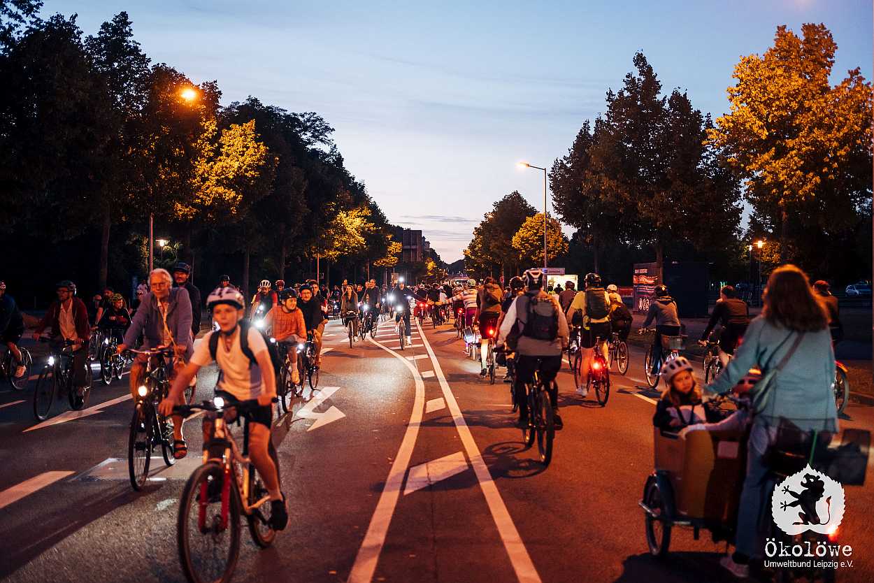 Mehr als 6.000 fröhliche Radler:innen eroberten auf der RADNACHT 2025 die autofreien Straßen Leipzigs. Mehr als 6.000 fröhliche Radler:innen eroberten auf der RADNACHT 2025 die autofreien Straßen Leipzigs.