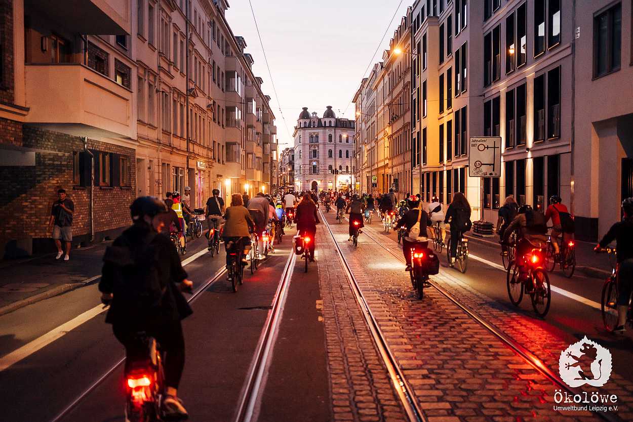 Mehr als 6.000 fröhliche Radler:innen eroberten auf der RADNACHT 2025 die autofreien Straßen Leipzigs. Mehr als 6.000 fröhliche Radler:innen eroberten auf der RADNACHT 2025 die autofreien Straßen Leipzigs.