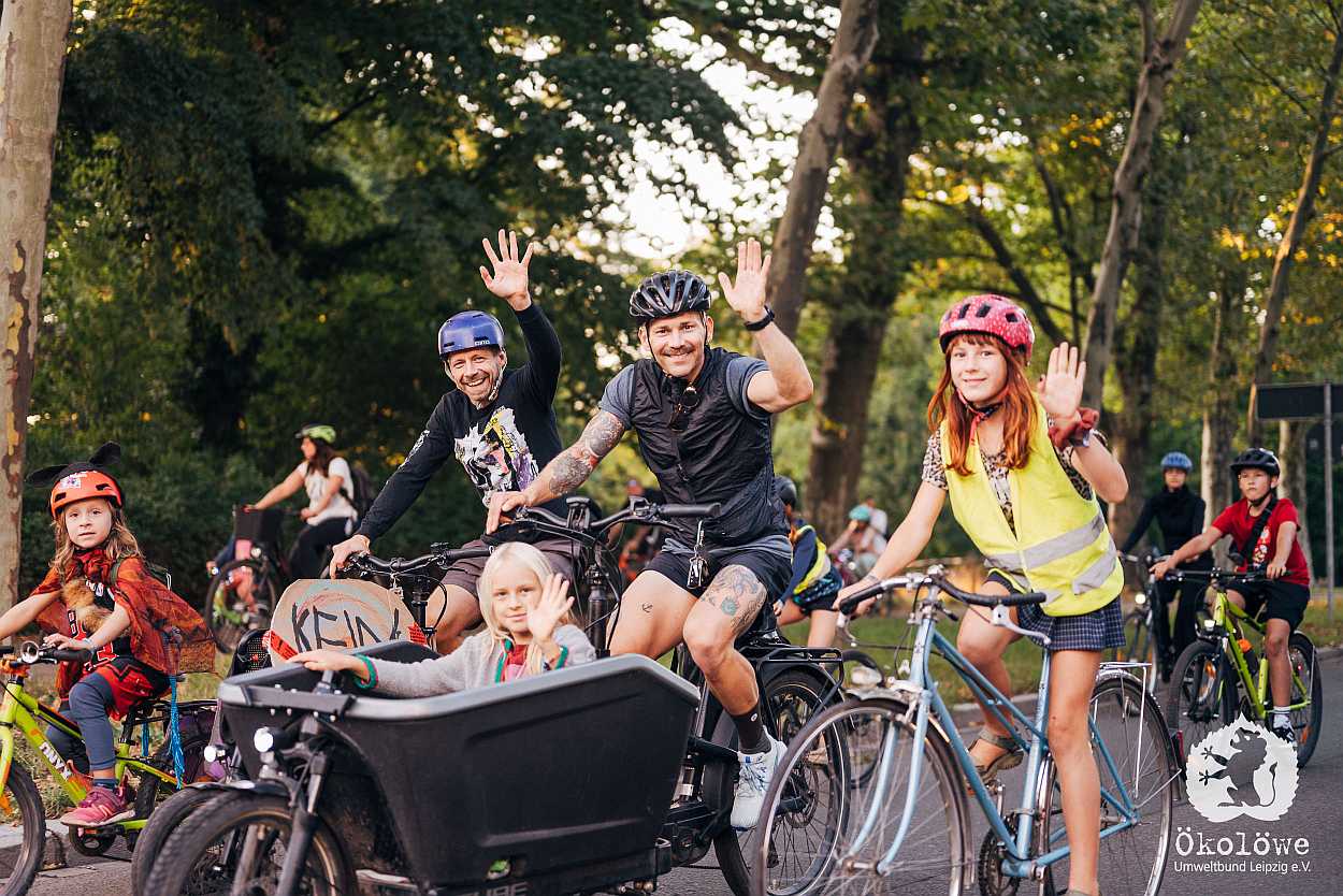 Mehr als 6.000 fröhlich Radler:innen eroberten auf der RADNACHT 2025 die autofreien Straßen Leipzigs. Mehr als 6.000 fröhlich Radler:innen eroberten auf der RADNACHT 2025 die autofreien Straßen Leipzigs.