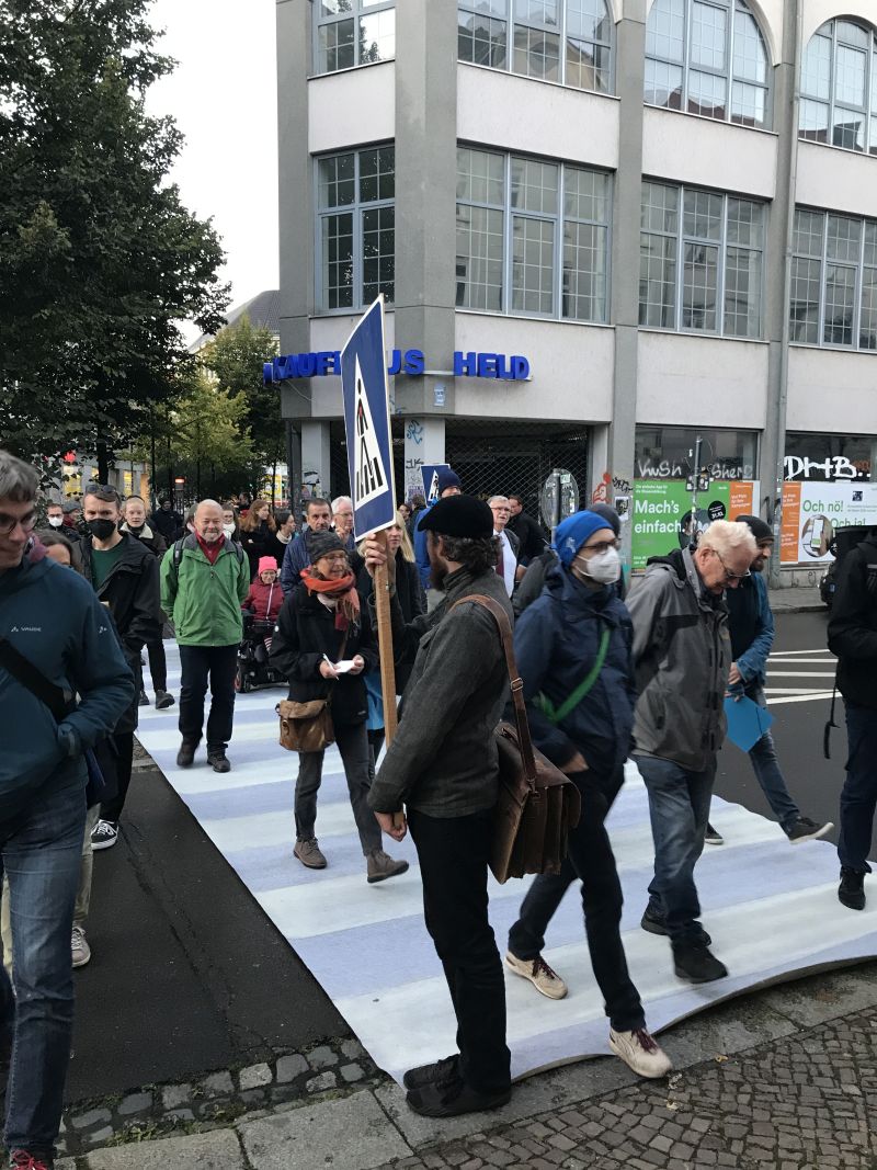 Wir Ökolöwen haben auf der Endersstraße einen Zebrastreifen als Teppich ausgerollt und viele Leipziger:innen überqueren ihn.