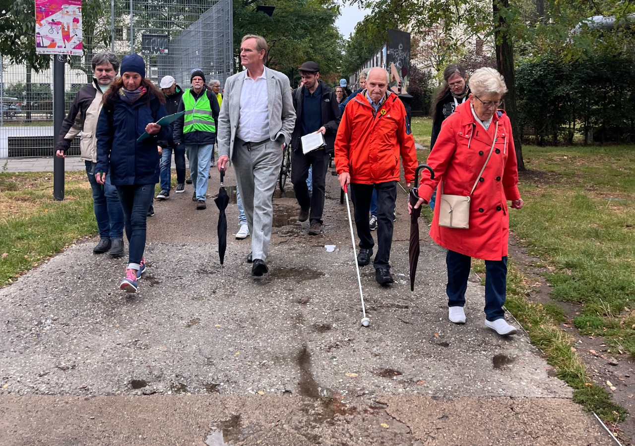 Der Fußweg im Lene-Voigt-Park ist in einem miserablen Zustand.