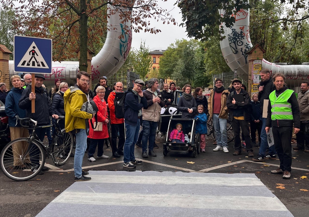 Auch vor den Parkein- und ausgängen in der Reichpietschstraße fehlen Zebrastreifen. Wir Ökolöwen haben wieder einen ausgerollt.