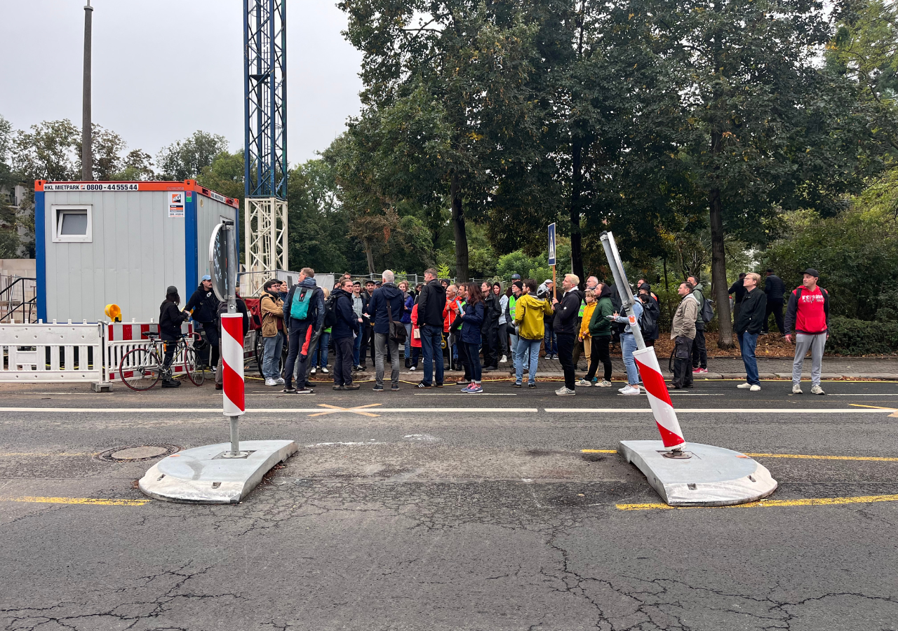 Auf dem Täubchenweg am Ausgang Reudnitzer Park fehlt eine barrierefreie Bushaltestelle mit Zebrastreifen.. Das besprechen wir vor Ort.