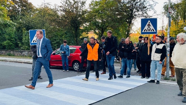 Leipzigs Oberbürgermeister testet unseren Ökolöwen-Zebrastreifen.