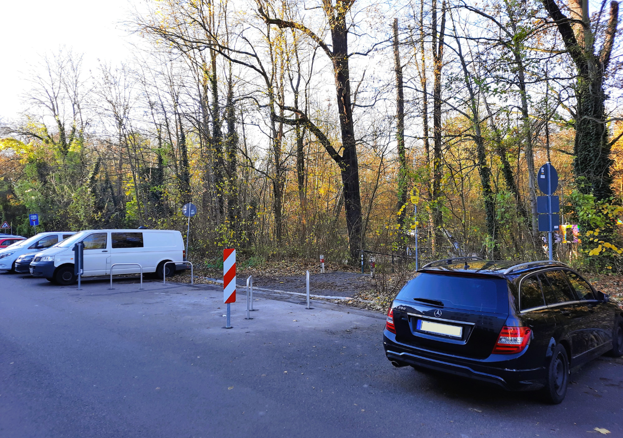 Poller schützen jetzt in der Fockestraße vor Falschparkern und sichern die Eingänge ab.