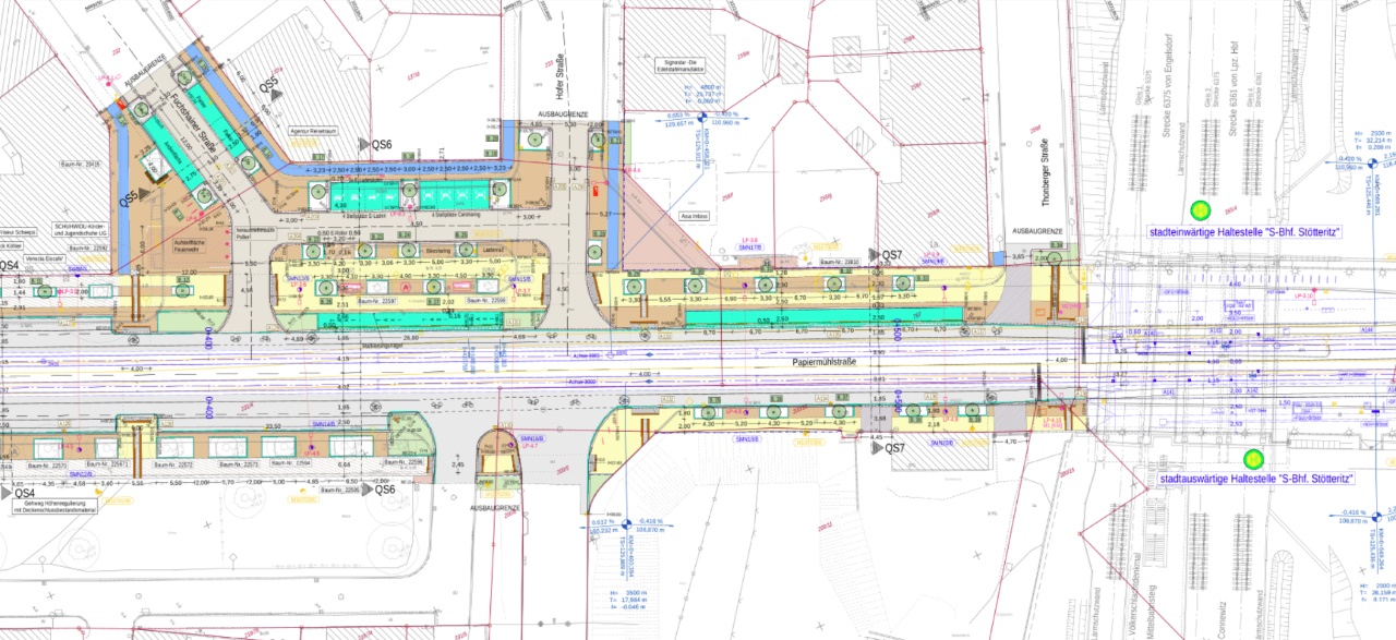 Technische Zeichnung eines Stadtplatzes mit Straßen, Gehwegen und verschiedenen Markierungen in Blau, Grün und Braun