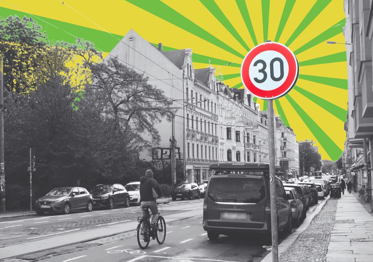 Wolfgang-Heinze-Straße mit parkenden Autos, Radfahrer und einem Verkehrsschild mit der Zahl 30 vor einem stilisierten Hintergrund mit grünen und gelben Strahlen