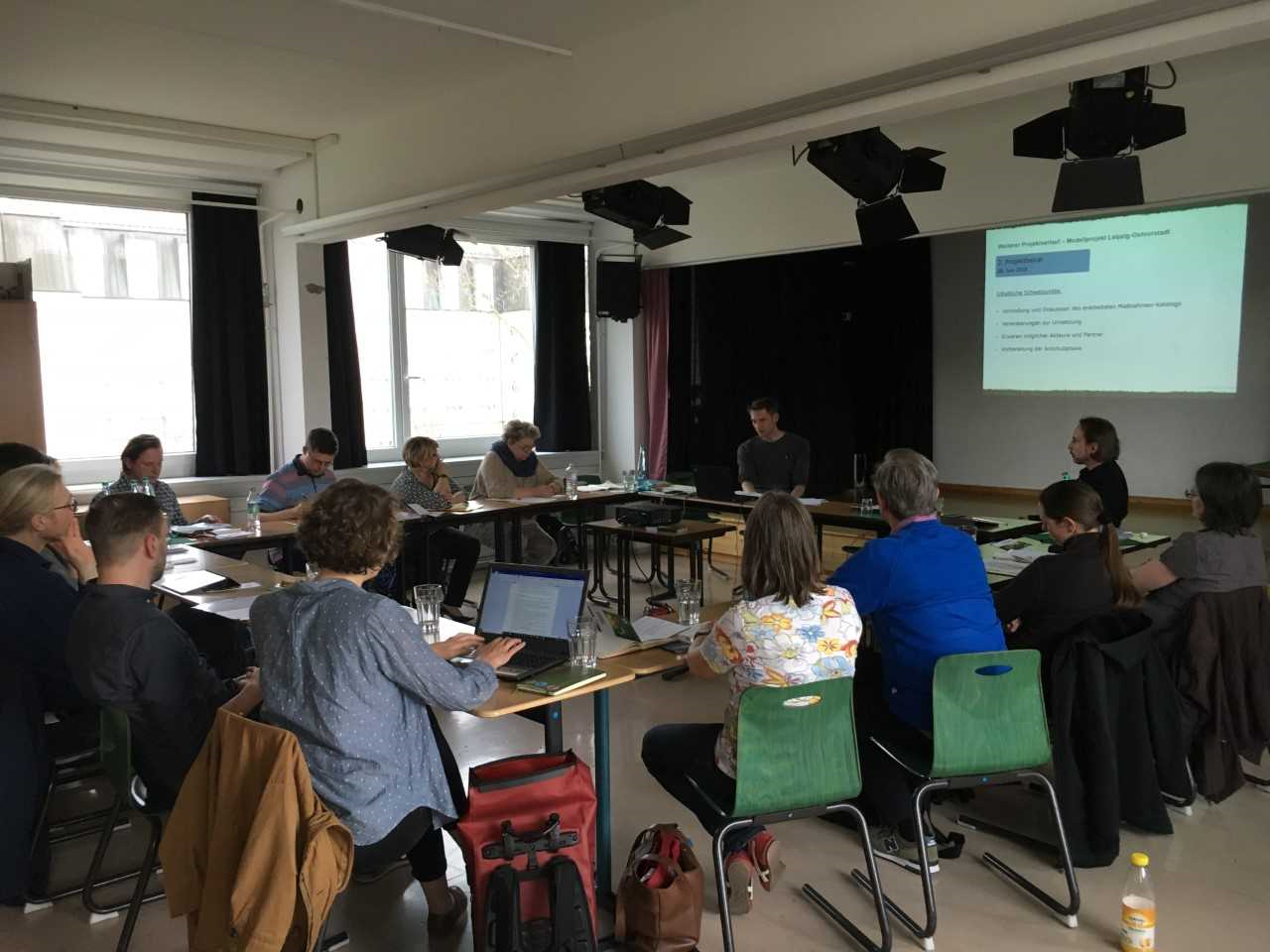 Projektbeirat in der Leipziger Ostvorstadt Menschen sitzen an einem Tisch und diskutieren