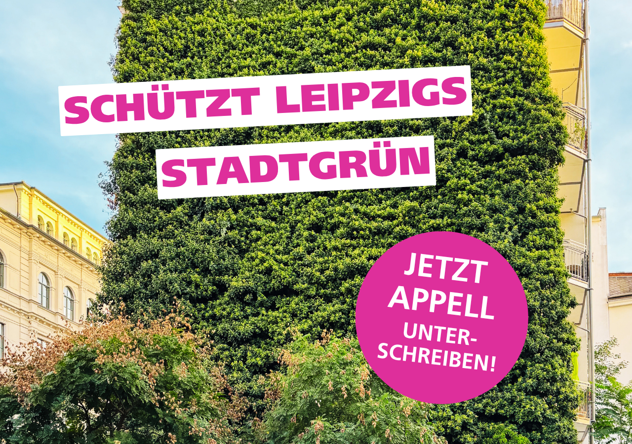Bäume vor Gebäude mit Efeubewuchs. Im Vordergrund Texte 'SCHÜTZT LEIPZIGS STADTGRÜN' und 'JETZT APPELL UNTERSCHREIBEN'